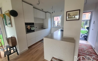 Küche in Berlin mit Silestone Arbeitsplatten und Rückwände Lime Delight