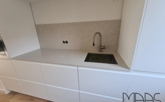 Montage der Silestone Arbeitsplatte und Rückwand Lime Delight