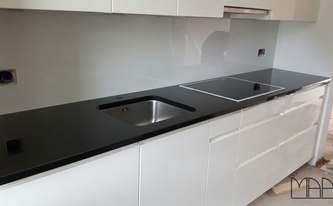 Küchenzeile in der Schweiz mit Granit Arbeitsplatten Nero Assoluto India und Glasrückwand