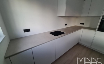 Küchenzeile in Bischofsheim mit Level Keramik Arbeitsplatten White Concrete