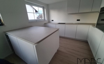 Küche in Bischofsheim mit den Level Keramik Arbeitsplatten White Concrete