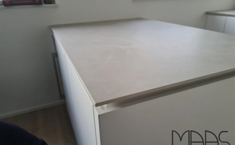 Kücheninsel mit Level Keramik Arbeitsplatte White Concrete