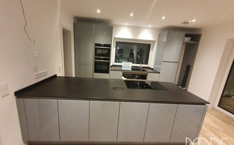 Graue Küche mit Dekton Arbeitsplatten Sirius