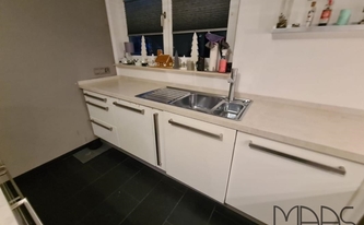 Spüle in der Dekton Arbeitsplatte Lunar