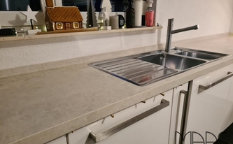 Dekton Arbeitsplatte Lunar mit Edelstahlspüle