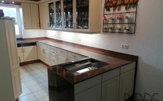 Granit Arbeitsplatte Multicolor Rot India mit Ceranfeldausschnitt