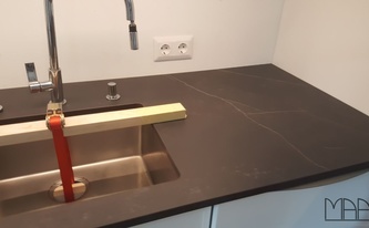 Keramikplatte aus dem Dekton Material Kelya