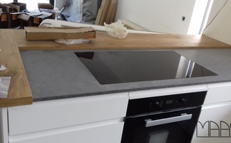 Caesarstone Arbeitsplatten 4033 Rugged Concrete und Theke aus Holz