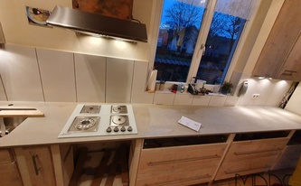 Küchenzeile in Bonn mit Caesarstone Arbeitsplatten 4043 Primordia