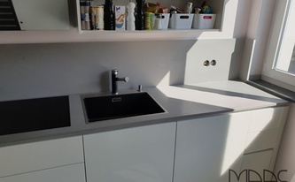 4003 Sleek Concrete Caesarstone Rückwand in Bonn montiert