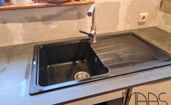 Spüle in der Dekton Arbeitsplatte Bromo