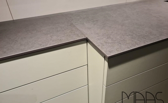 Dekton Arbeitsplatten Eter auf der Küchenzeile montiert