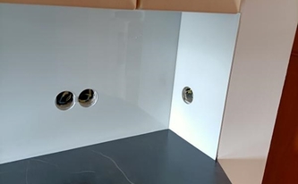Montage der Dekton Arbeitsplatten Kelya und Glasrückwand RAL-Farbe 9003 Signalweiß in Bonn