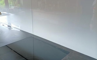 Ceranfeld in der Dekton Arbeitsplatte Kelya
