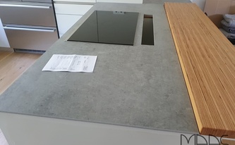 Dekton Arbeitsplatte Kreta mit Holztheke