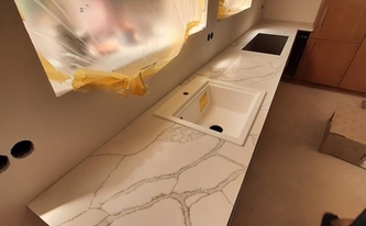 Küche in Bonn mit Dream Quarzagglo Arbeitsplatten Dream Calacatta Oro