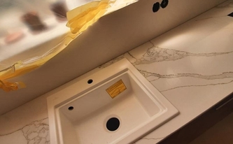 Spüle in der Dream Quarzagglo Arbeitsplatte Dream Calacatta Oro