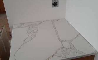 Dream Quarzagglo Arbeitsplatte Dream Calacatta Oro gegenüber montiert