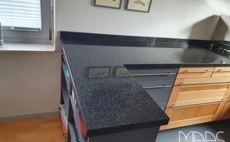 Granit Arbeitsplatte und Sockelleisten Nero Impala / Impala Scuro MD in L-Form