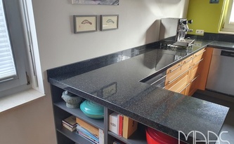 Erweiterte Küche mit Granit Arbeitsplatte Nero Impala / Impala Scuro MD