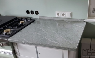 Montage der Granit Arbeitsplatten Andeer in Bonn