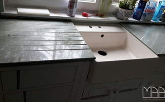 Eingefräste Abtropfrillen in der Granit Arbeitsplatte