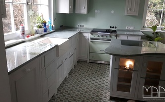 Küche mit pistaziengrüner Granit Arbeitsplatte