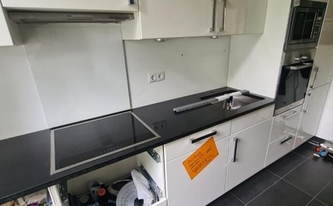 Montage der Granit Arbeitsplatten Assoluto Black Extra in Bonn