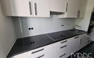 Schwarz-weiße Küchenzeile mit Granit Arbeitsplatten Assoluto Black Extra