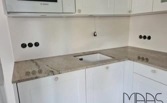 Granit Arbeitsplatten Astoria Ivory und Porcelanosa Rückwände Moon White in Bonn montiert