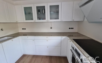 Küche in Bonn mit Granit Arbeitsplatten Astoria Ivory und Porcelanosa Rückwände Moon White