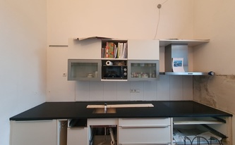 Küchenzeile in Bonn mit Granit Arbeitsplatten Nero Assoluto India und Glasrückwänden