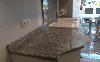Charmante Küche in Bonn mit Granit Arbeitsplatten aus dem Material Kashmir White