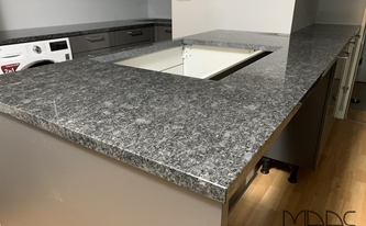 Halbinsel mit Granit Arbeitsplatte Steel Grey