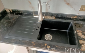 Spüle in der Granit Arbeitsplatte Black Cosmic