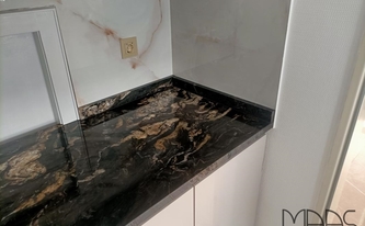 Granit Arbeitsplatte Black Cosmic mit braunen Adern