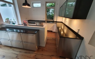 Küche in Bonn mit Granit Arbeitsplatten, Wischleisten und Fensterbank Nero Assoluto India