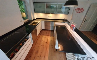 Küche in Bonn mit Granit Arbeitsplatten und Wischleisten Nero Assoluto India