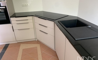 Granit Arbeitsplatte Nero Assoluto India auf der Küchenzeile montiert