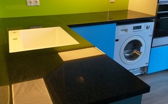 Granit Arbeitsplatten Nero Assoluto Zimbabwe auf die IKEA Küchenschränke montiert