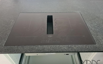 Granit Arbeitsplatte New Aracruz Black mit flächenbündig eingebautem Induktionskochfeld