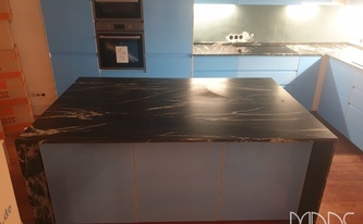 Kücheninsel mit Granit Arbeitsplatte und Seitenwangen Belvedere