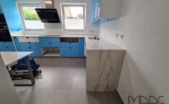 Küche in Bonn mit Infinity Arbeitsplatten, Wange und Tischplatte Calacatta Oro