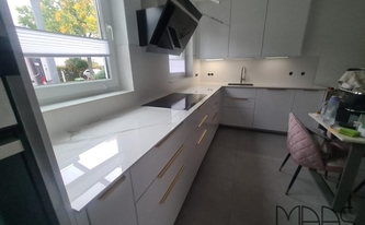 Infinity Arbeitsplatten Calacatta Oro und Laminam Rückwände Bianco Assoluto