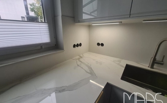 Montage der Infinity Arbeitsplatten Calacatta Oro und Laminam Rückwände Bianco Assoluto in Bonn
