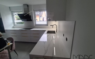 Infinity Arbeitsplatten Calacatta Oro und Laminam Rückwände Bianco Assoluto in Bonn montiert