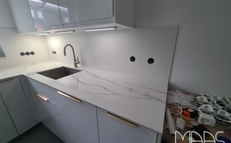Montage in Bonn der Infinity Arbeitsplatten Calacatta Oro und Laminam Rückwände Bianco Assoluto