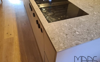 Ceranfeld in der Marazzi Arbeitsplatte Ceppo di Gre