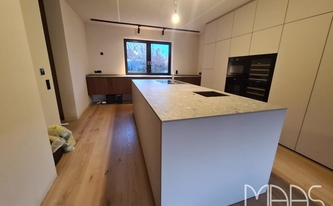Küche in Bonn mit Marazzi Arbeitsplatten und Wischleisten Ceppo di Gre
