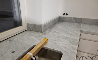 Marmor Arbeitsplatte Bianco Carrara C mit Unterbauspüle und Armaturbohrung